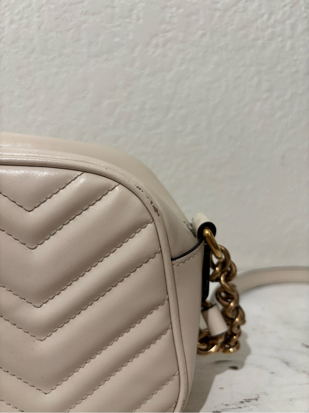 Authentic Gucci Ivory Quilted Leather Crossbody with Gold GG - Picture 3 of 16